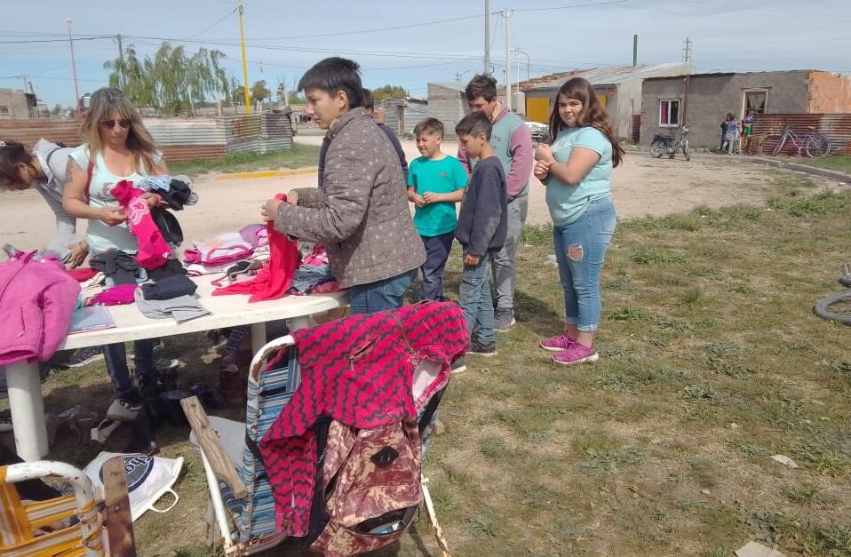 Hacemos Comunidad realizó su primer roperito móvil en el Barrio Municipal de Tres Arroyos