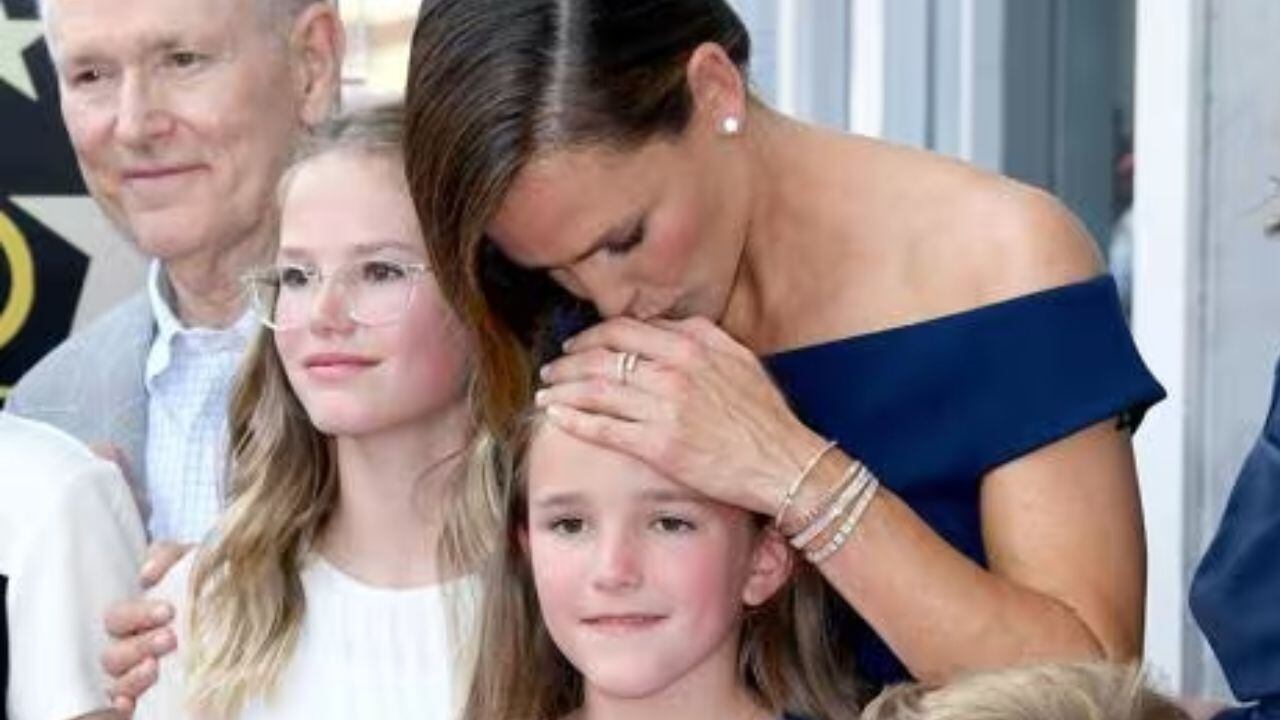 Seraphine Affeck (ahora llamada Fin), junto a su madre Jennifer Garner.