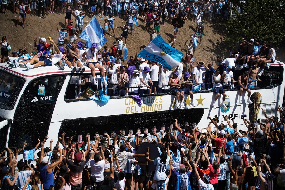 Locura total por La Scaloneta: dos hinchas se tiraron sobre el micro de la Selección desde un puente, y la situación no terminó bien