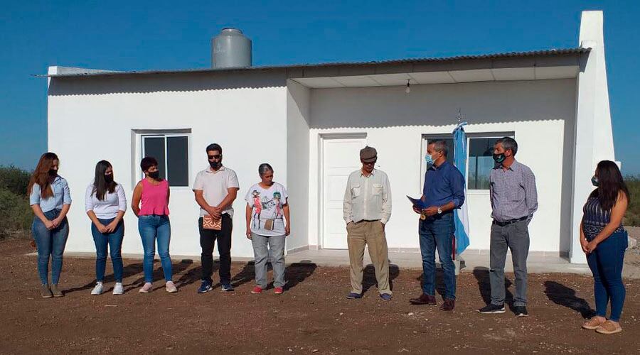 El intendente Oscar Gatica (de camisa azul), junto a la familia de Germán Zúñiga, en el acto de entrega de la vivienda 