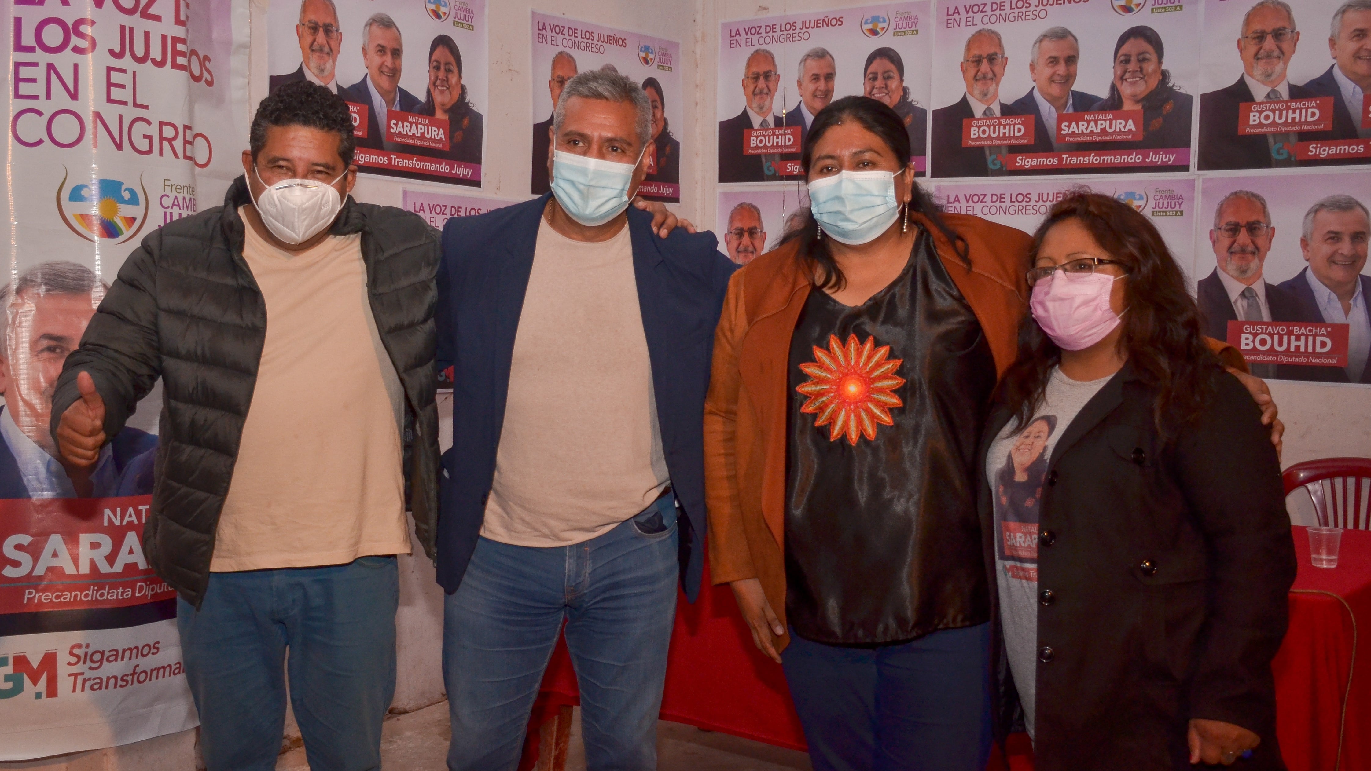 Gaspar Santillán y Natalia Sarapura (ambos al centro), en uno de los actos de presentación de la Lista 502 A del Frente Cambia Jujuy, en la Quebrada de Humahuaca.