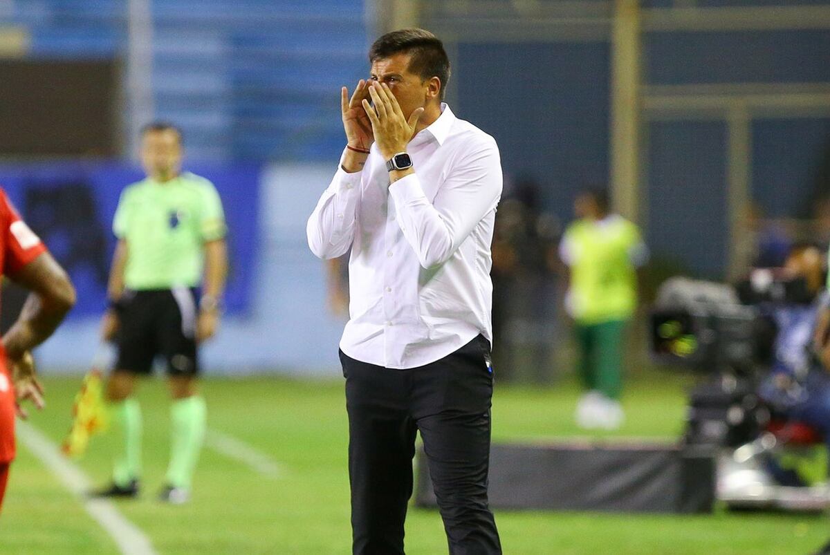 Juan Cruz Real, DT de Belgrano: una cancha muy “irregular” y jugadores que “se adaptaron a todo”