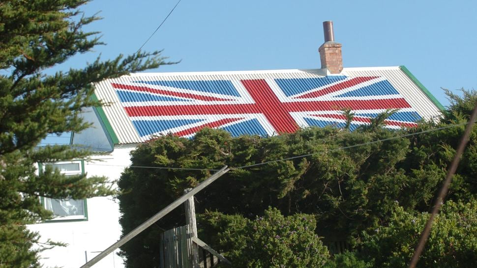 ISLAS MALVINAS. Una bandera del Reino Unido pintada en el techo de un galpón (Archivo).