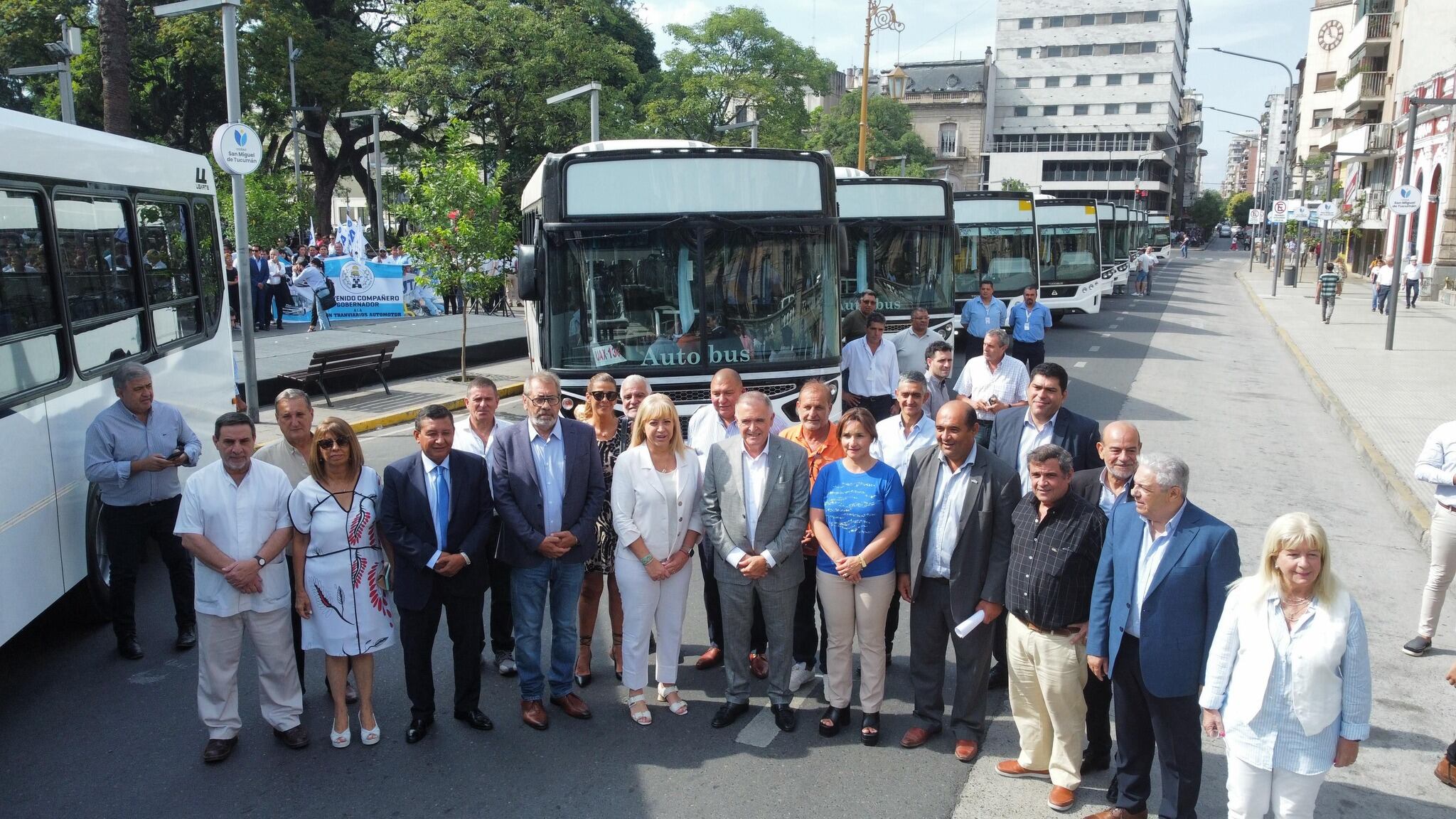 Presentó el gobernador de la provincia en la Plaza Independencia