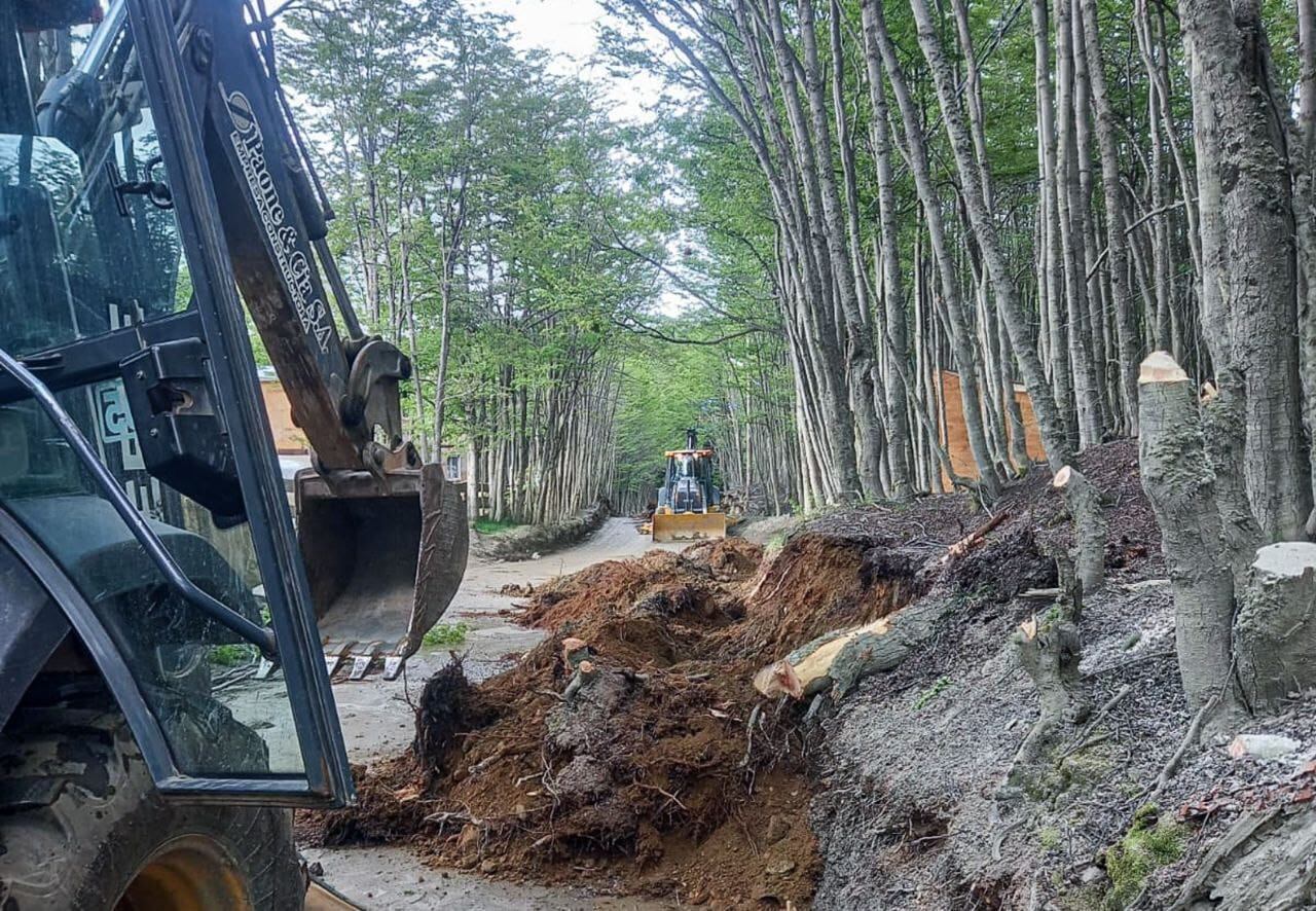 Ushuaia: trabajan en el mantenimiento de la calle principal del barrio Dos Banderas