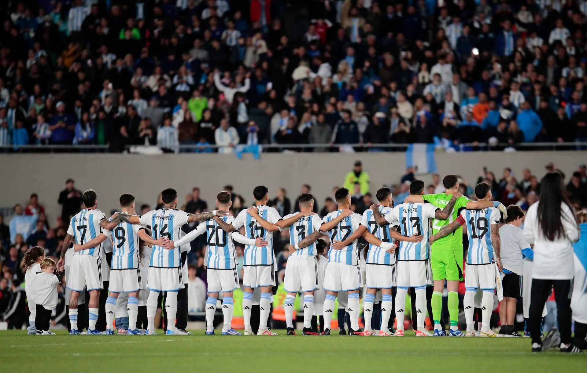 . BUENOS AIRES (ARGENTINA), 12/10/2023.- Aficionados de Argentina asisten hoy, en un partido de las Eliminatorias Sudamericanas para la Copa Mundial de Fútbol 2026 entre Argentina y Paraguay en el estadio Más Monumental en Buenos Aires (Argentina). EFE/ Luciano González