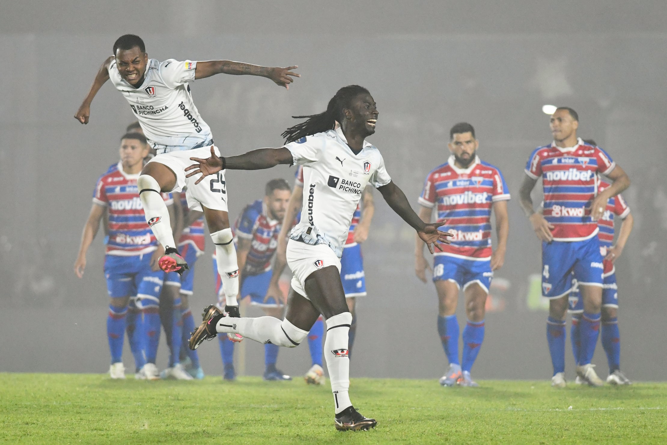 Los jugadores de Liga Deportiva Universitaria de Quito festejan luego de ganar la final de la Copa Sudamericana ante Fortaleza de Brasil, en Maldonado Uruguay, el sábado 28 de octubre de 2023 (AP Foto/Santiago Mazzarovich)