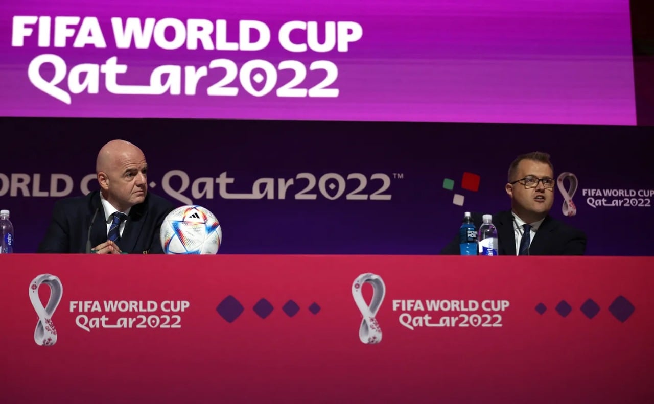 Bryan Swanson, director de comunicación de la FIFA, contó que es homosexual en el cierre de la conferencia de inauguración del Mundial de Qatar. El funcionario admitió que el discurso de Gianni Infantino, a favor de las minorías, le dio el impulso que necesitaba para hacerlo público. (REUTERS/Matthew Childs)
Por: REUTERS