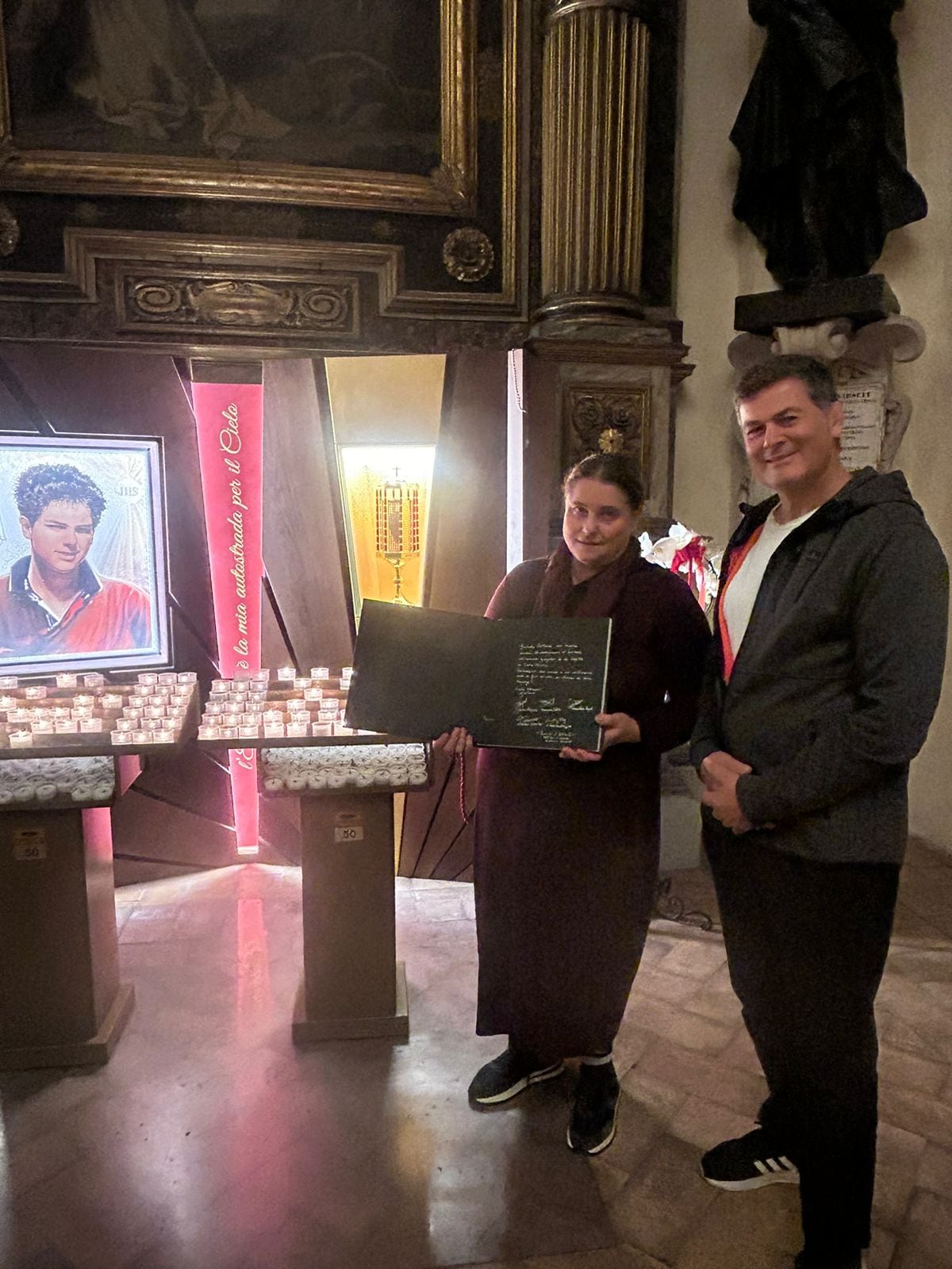 Antonia Salzano, madre de Acutis, recibió el libro de la capilla.