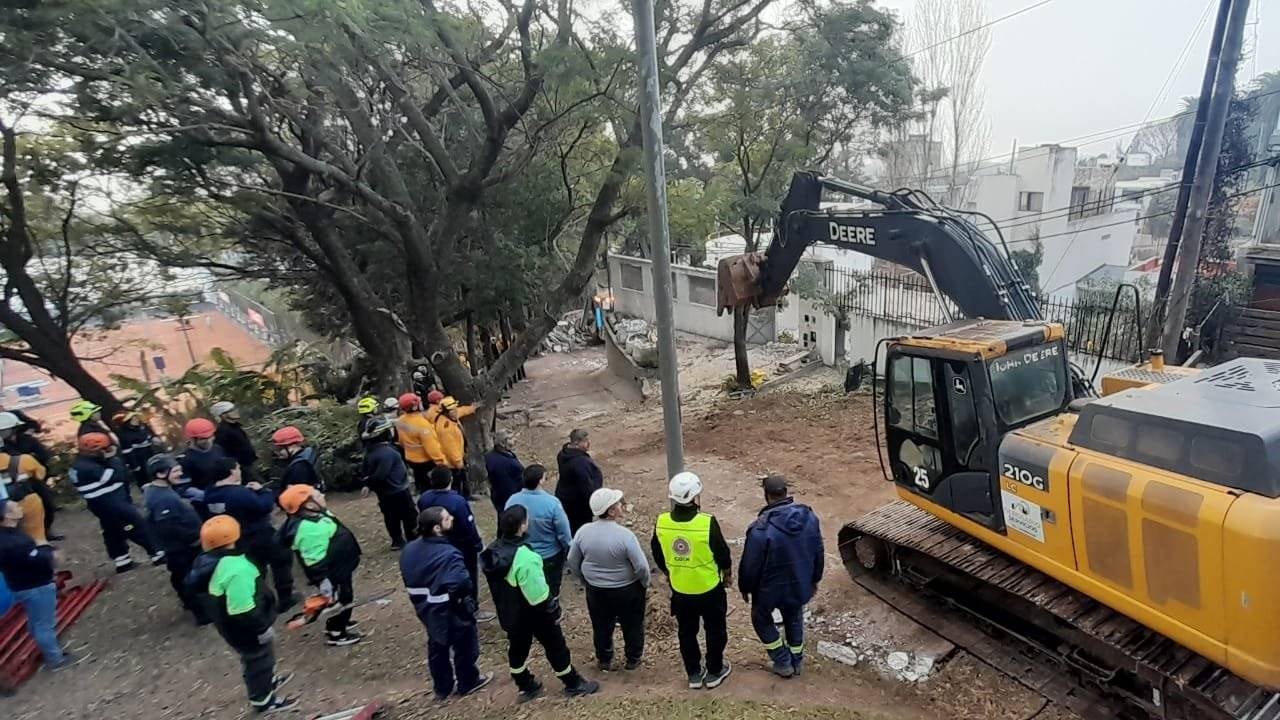 Una casa de tres plantas en Superí al 200 se derrumbó sobre la zona norte de Rosario.