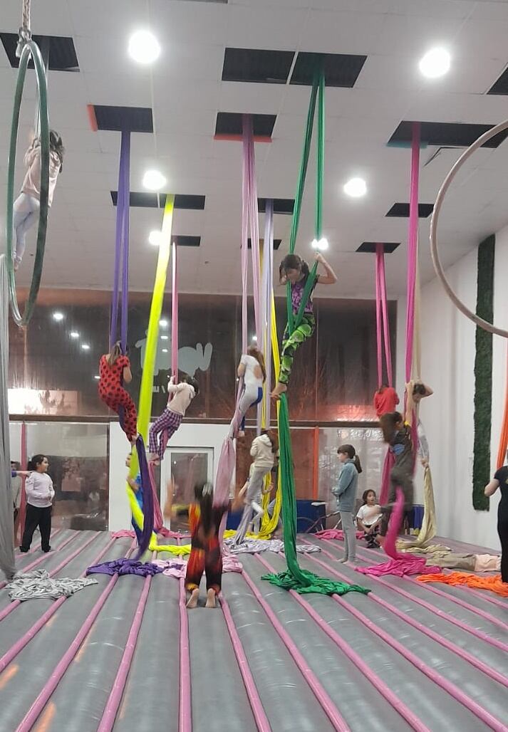 La precandidata de Compromiso Vecinal, Claudia Cittadino, visitó la escuela de acrobacias sobre telas de Ellie Asef