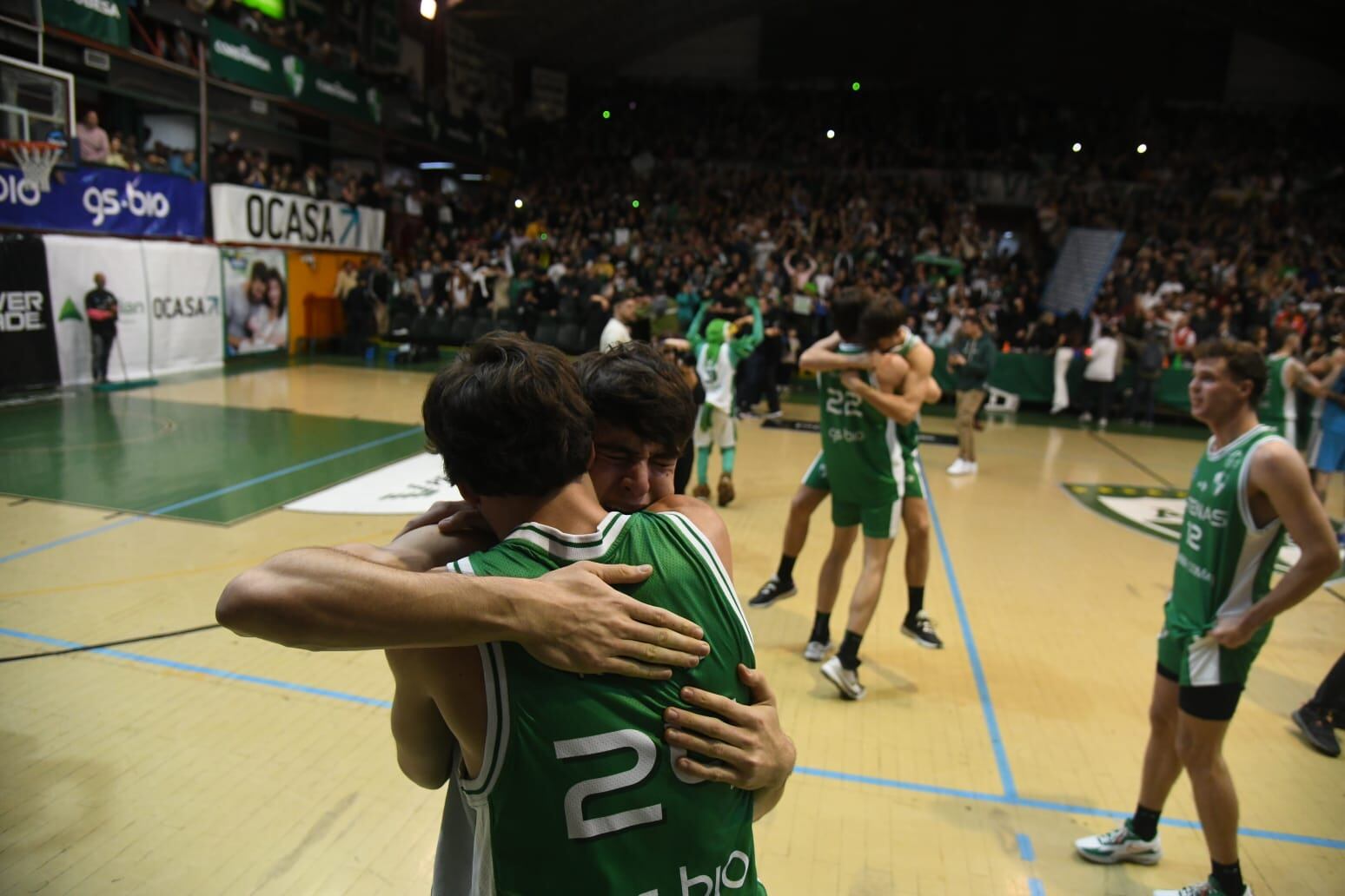 Atenas enfrentó a Racing de Chivilcoy en el Polideportivo Carlos Cerutti por la final de la Liga Argentina de básquet. Y logró el ascenso. Así fueron los festejos. (Facundo Luque / La Voz)