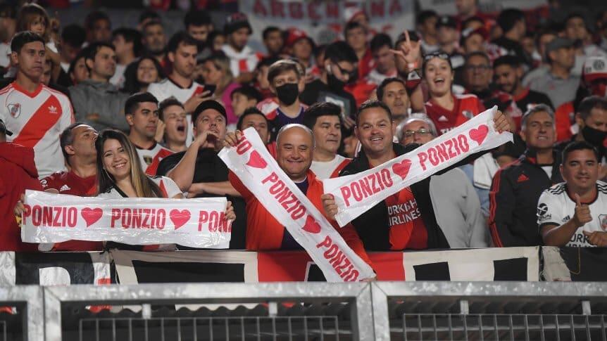 Las mejores fotos de los hinchas de River en la despedida de Leonardo Ponzio en el Monumental.