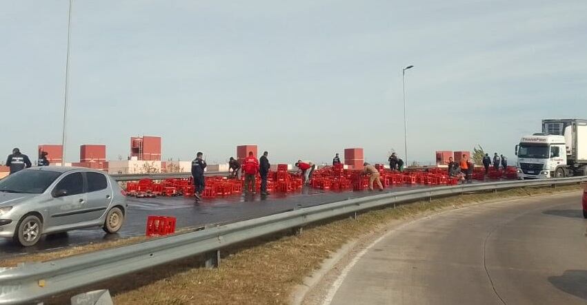 Los cajones desperdigados. (Policía)