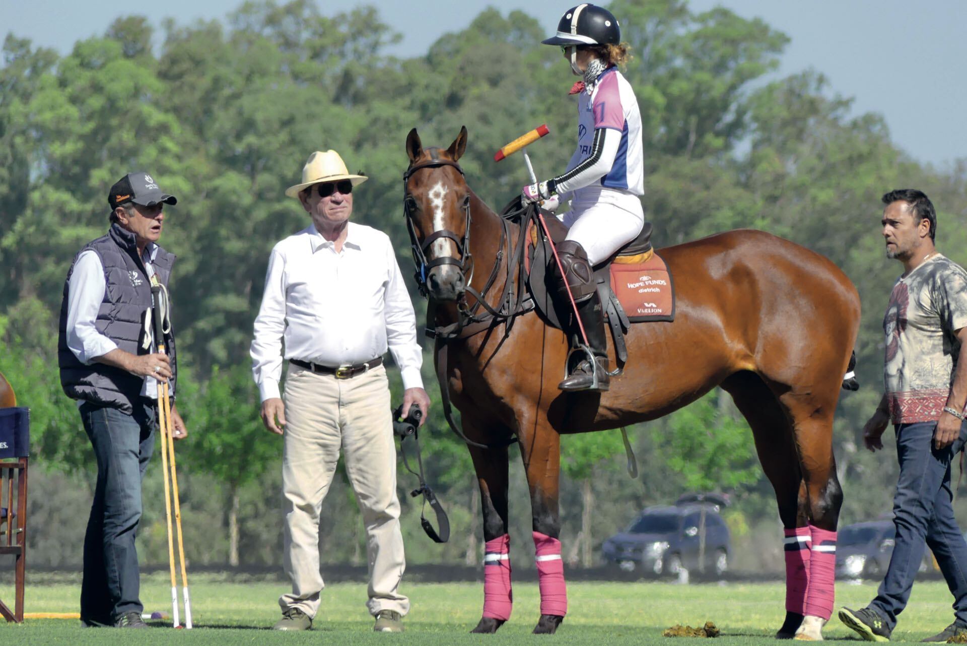 El actor Tommy Lee Jones en un partido de polo en Argentina.