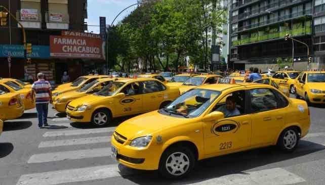 TAXIS EN CÓRDOBA (La Voz/Antonio Carrizo).