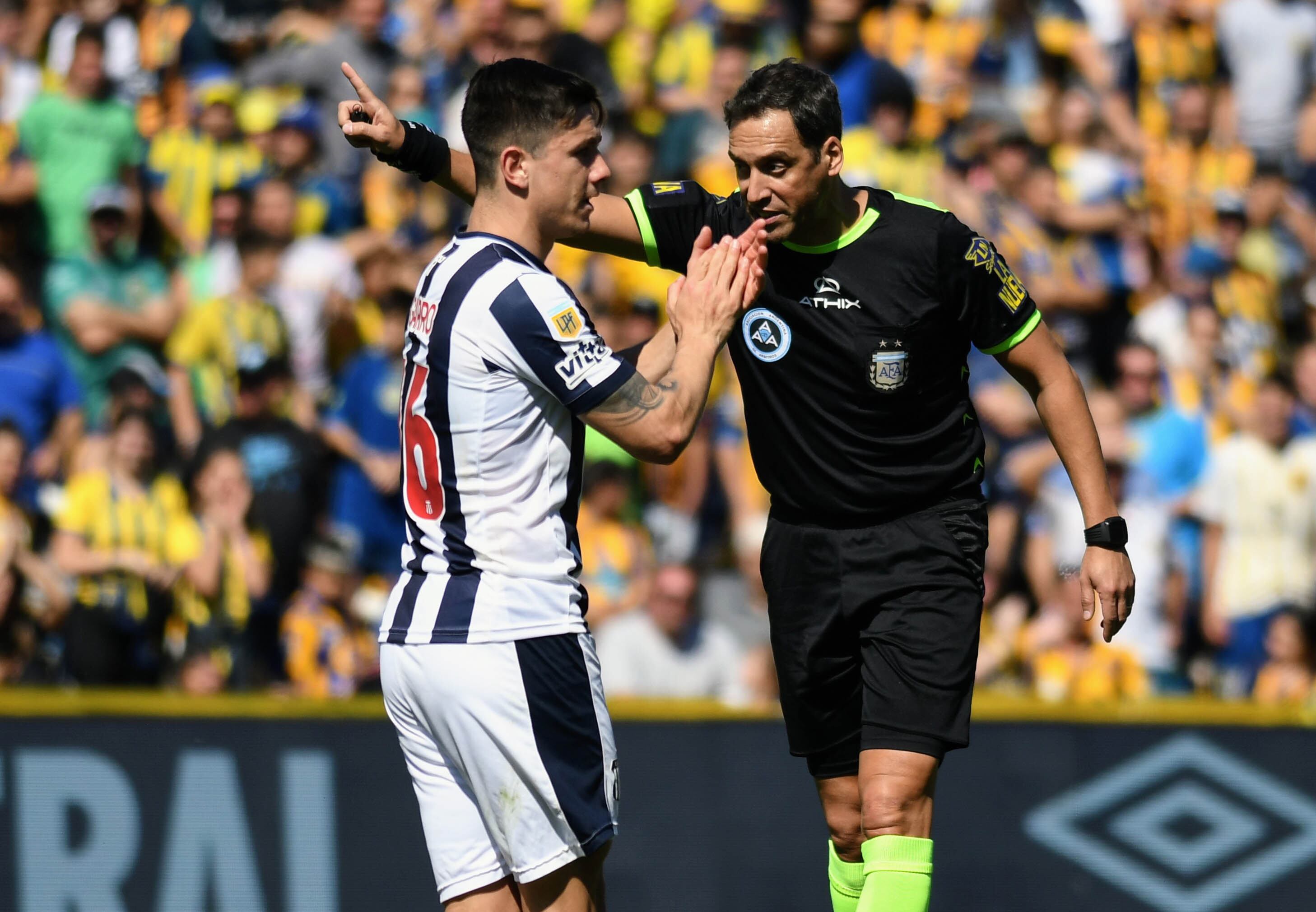 El juez Rapallini, a instancias del VAR, anuló lo que era el empate de Talleres. (Fotobaires).