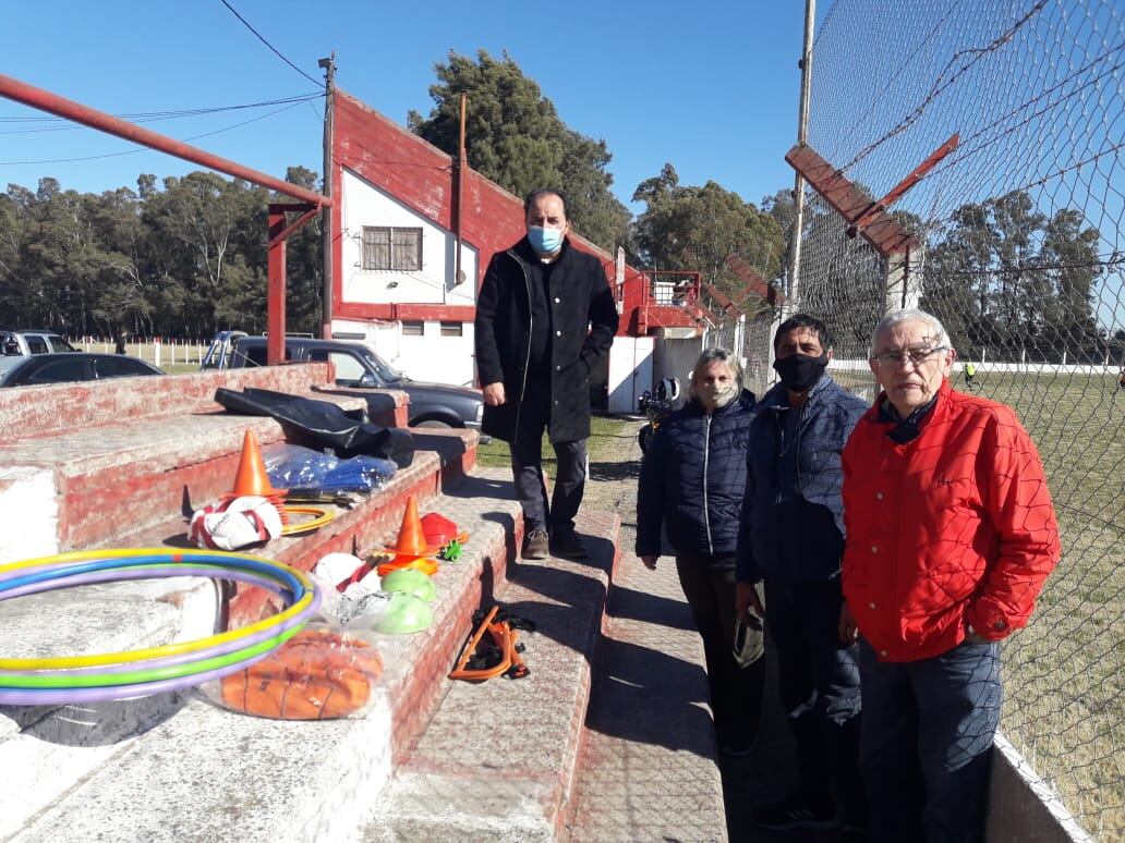 Se entregaron donaciones a la Escuela Nº  501, Nº 9 y al Club Quilmes.