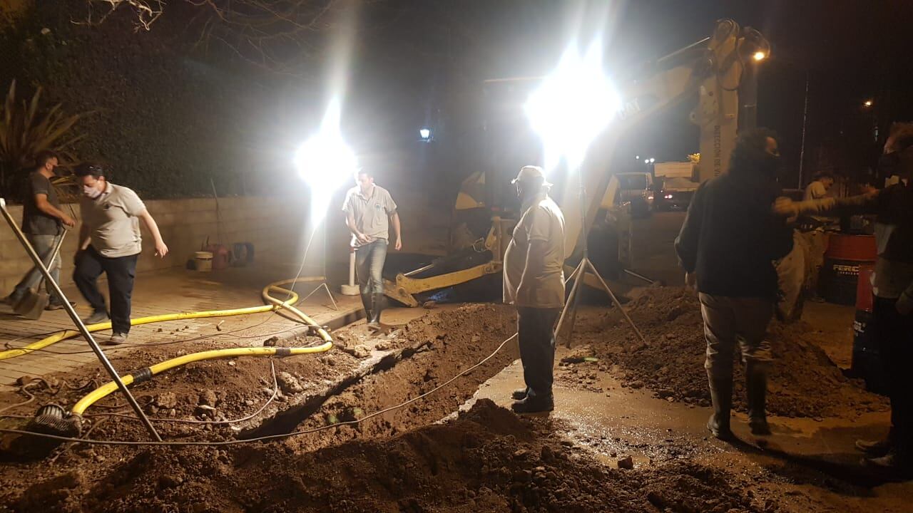 Reparan un caño de agua que inundó un barrio de Tandil.