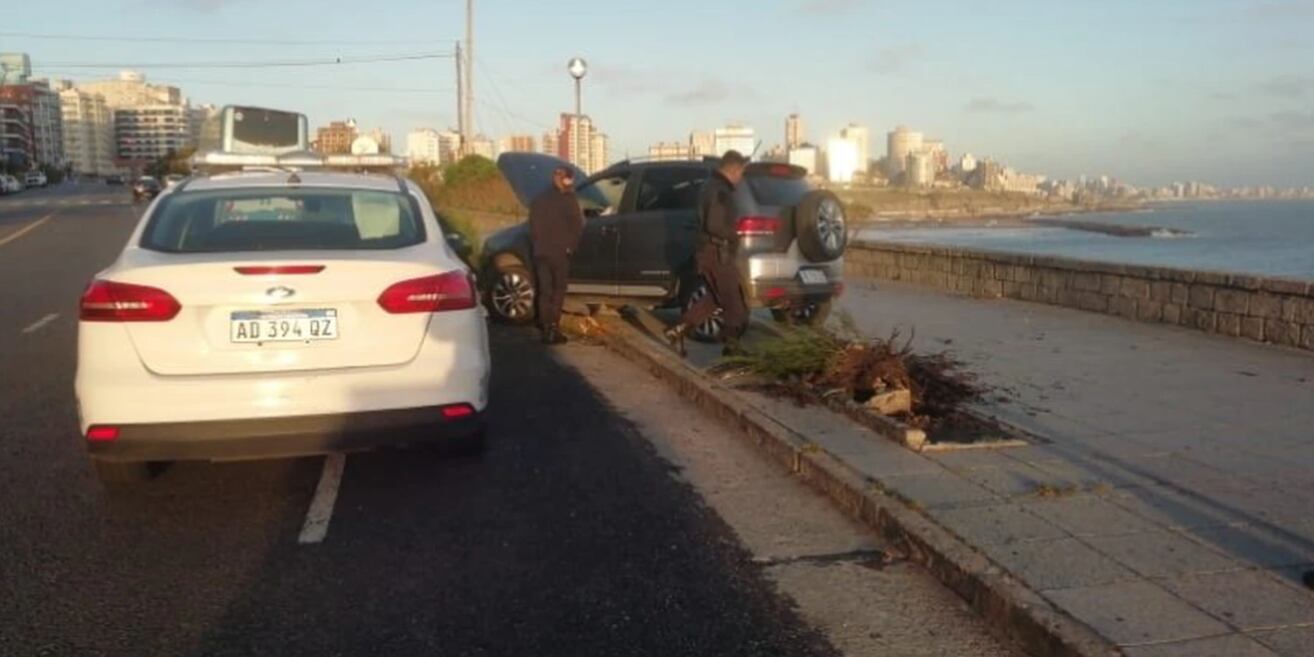 Así quedó el auto con el choque en el cantero en Mar del Plata