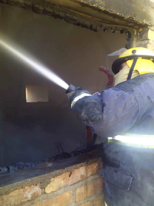 El fuego arrasó con la pequeña vivienda y luego continuó quemado un galpón lindero. Hubo pérdidas totales. 