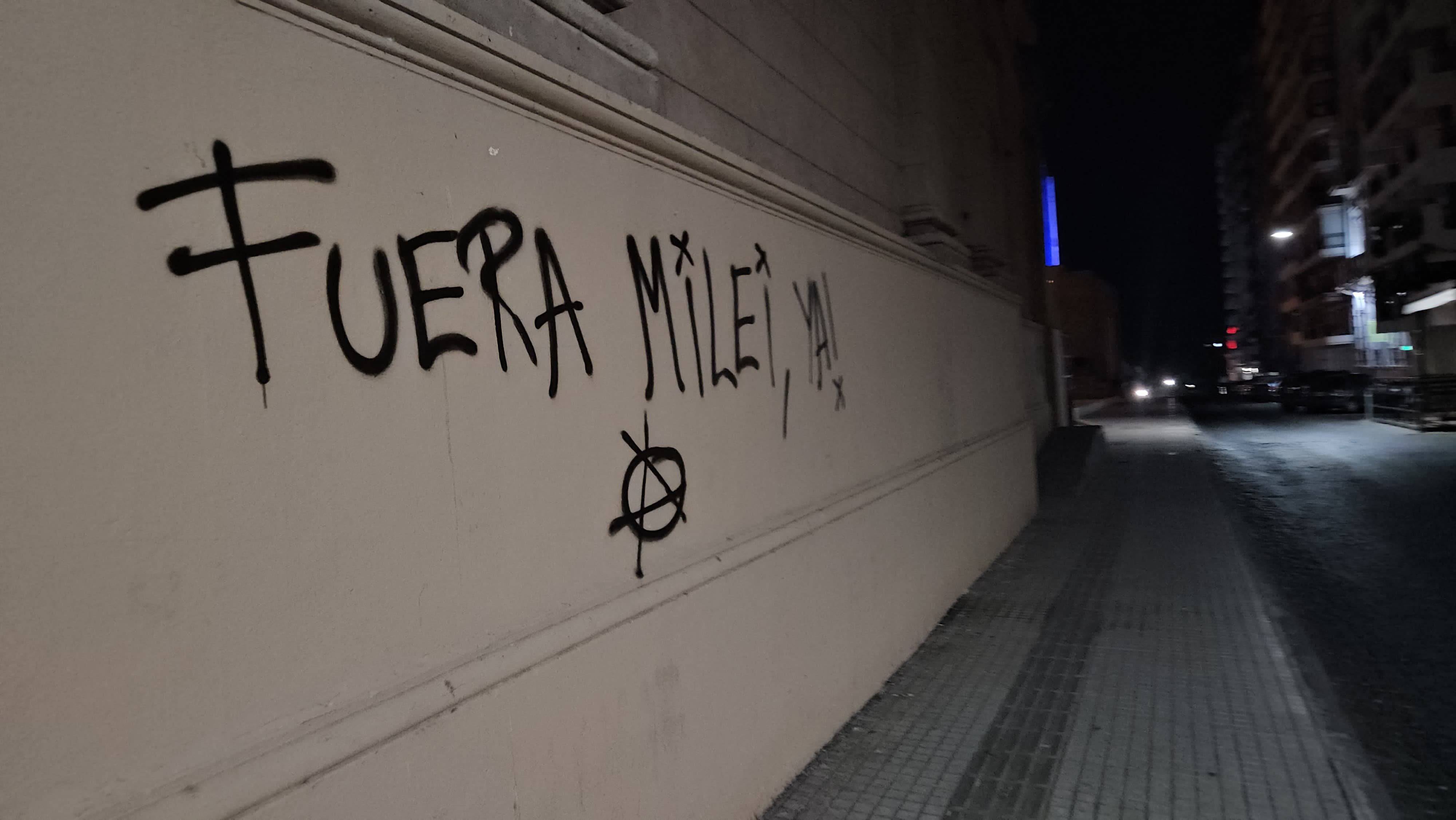 El grafiti político podía verse cerca de la plaza 25 de Mayo poco antes de la salida del sol.