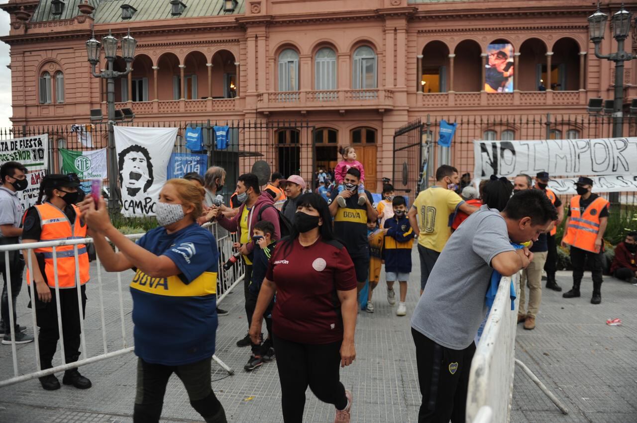 Multitudinaria despedida a Diego Armando Maradona en la Casa Rosada.