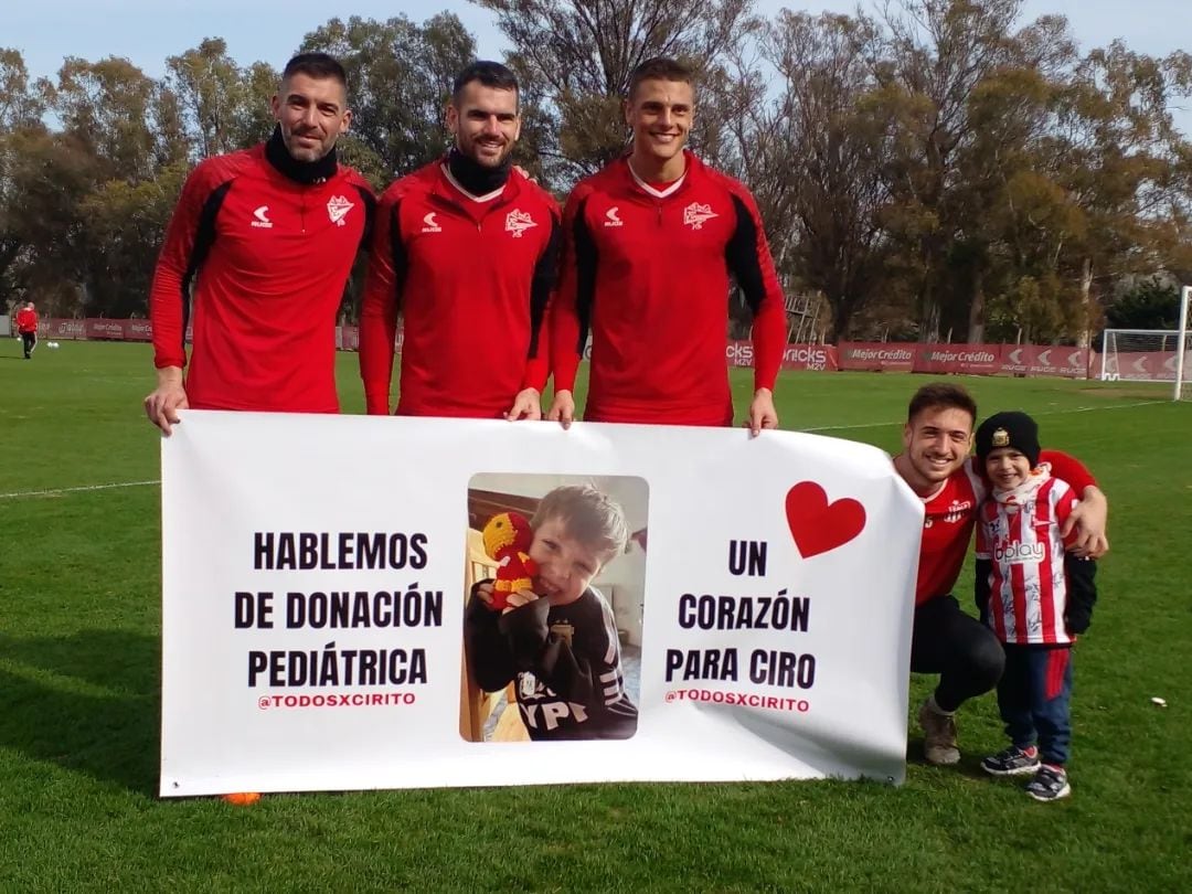 Los jugadores de Estudiantes recibieron a Ciro y se sumaron a la campaña por un corazón