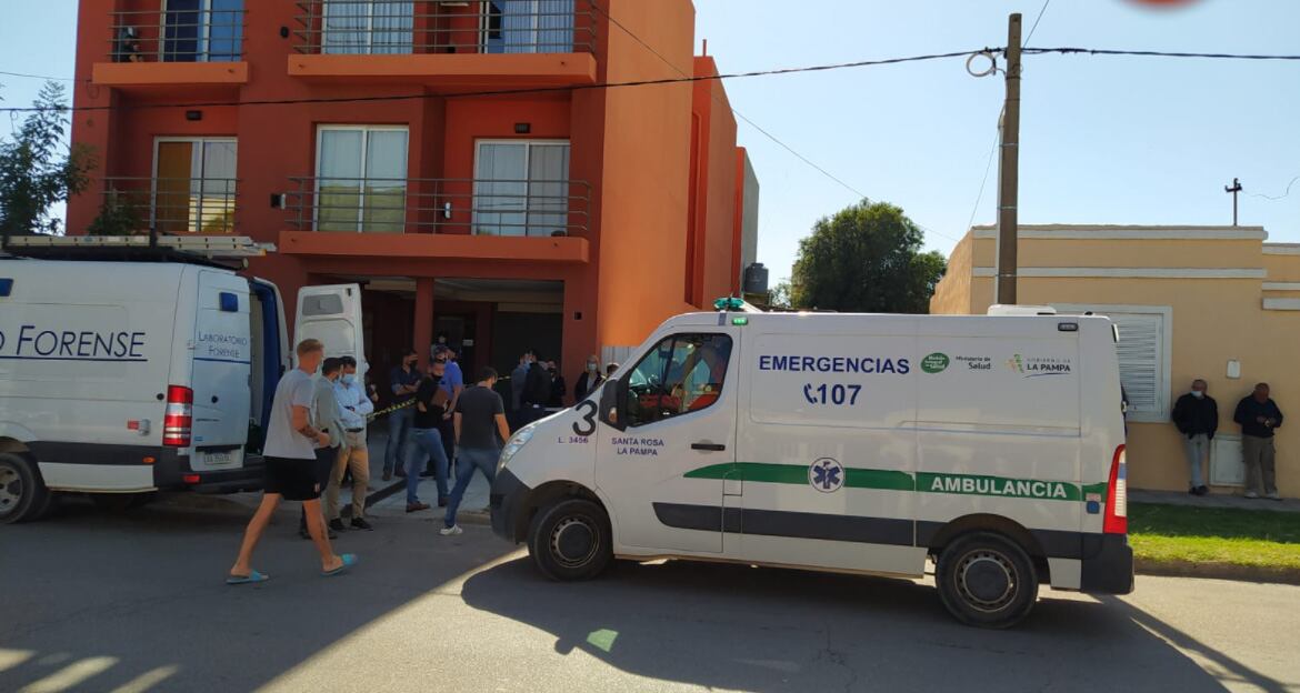 Días atrás se produjo en Santa Rosa un femicidio con características similares. Un policía asesinó a su pareja con su arma reglamentaria. Prendió fuego la casa y se suicidó.