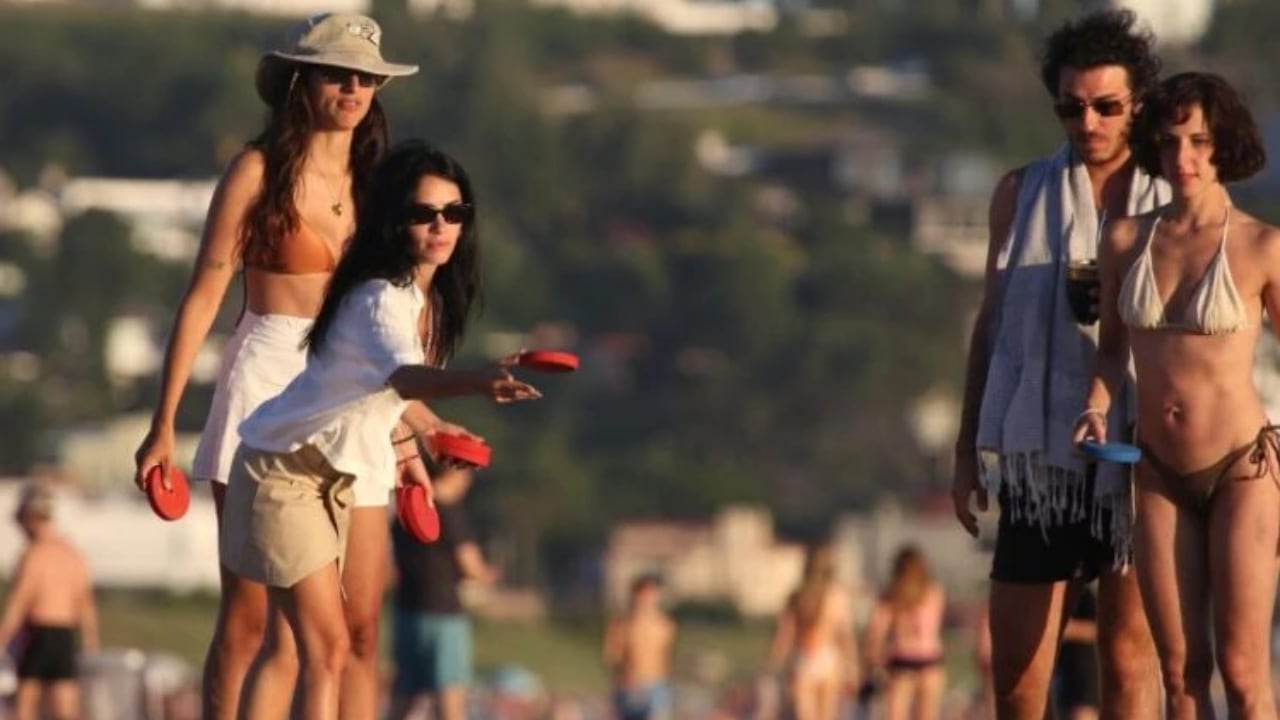 Lali Espósito jugó al tejo en la playa con amigos.