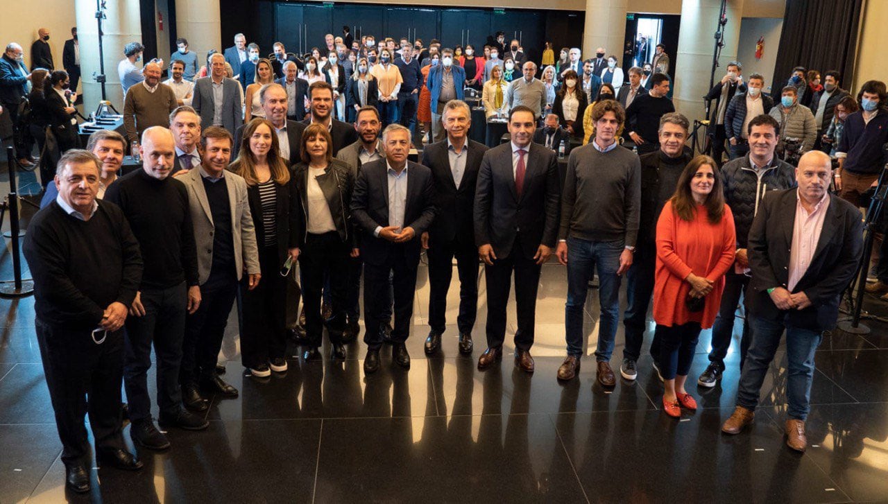 El gobernador correntino junto al ex presidente Mauricio Macri, este martes por la tarde en la reunión de Juntos por el Cambio.