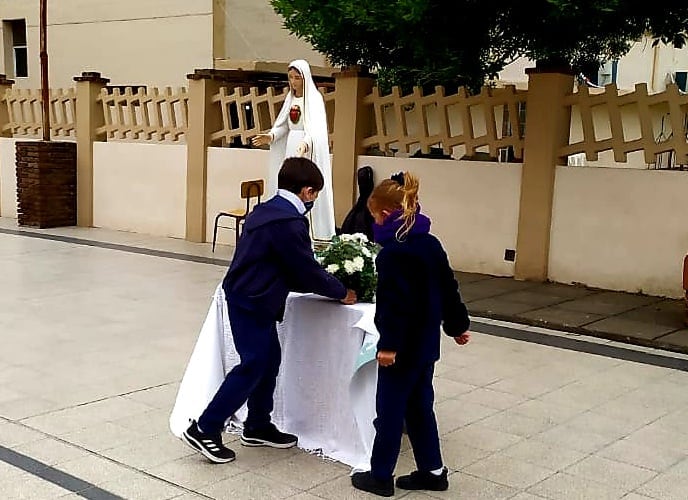 El Colegio Nuestra Señora de Fátima en Pérez se unió a la consagración del Papa