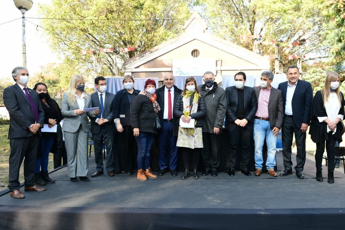 Hicieron entrega de herramientas, equipamientos, microcréditos y certificados de capacitación a 311 emprendedores