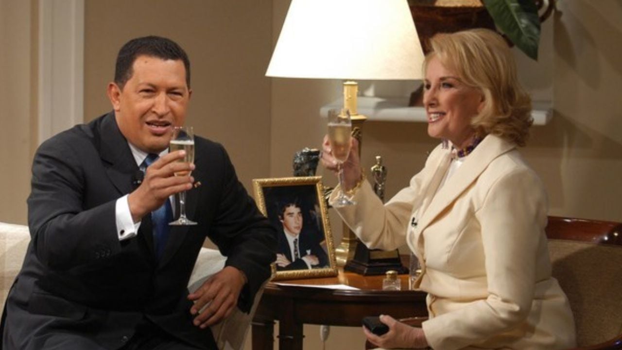 Mirtha Legrand junto con el expresidente de Venezuela Hugo Chávez en 2003.