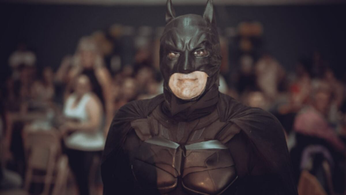 Luego de 10 años, el Batman solidario de La Plata se sacó la máscara y se la entregó a alguien más