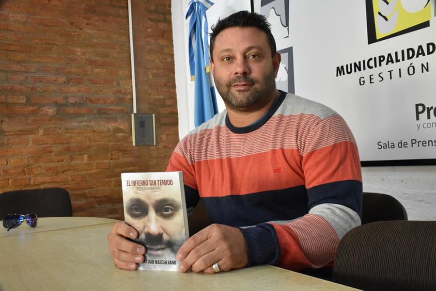 Sebastián escribió un libro contando sus experiencias