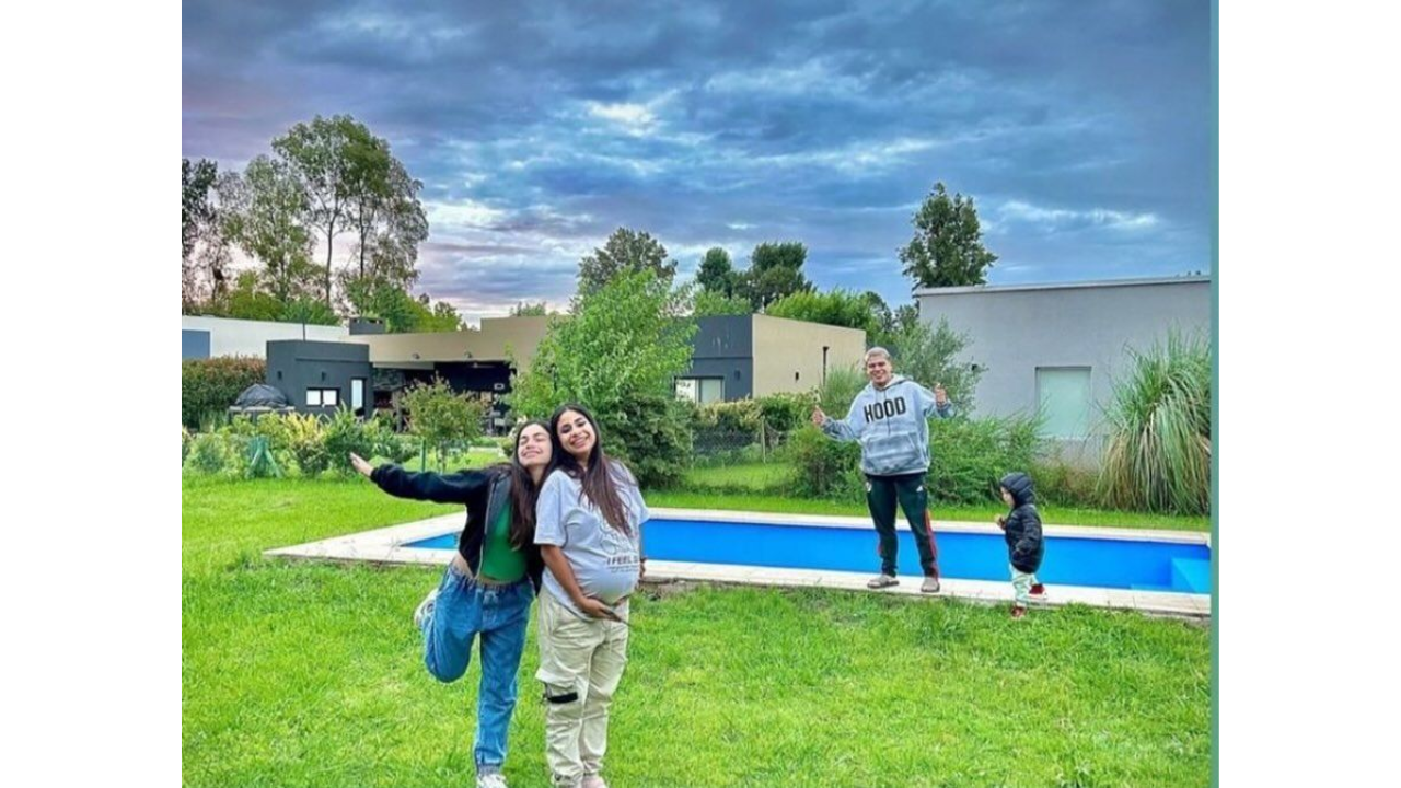 La pareja posó junto a la pileta.