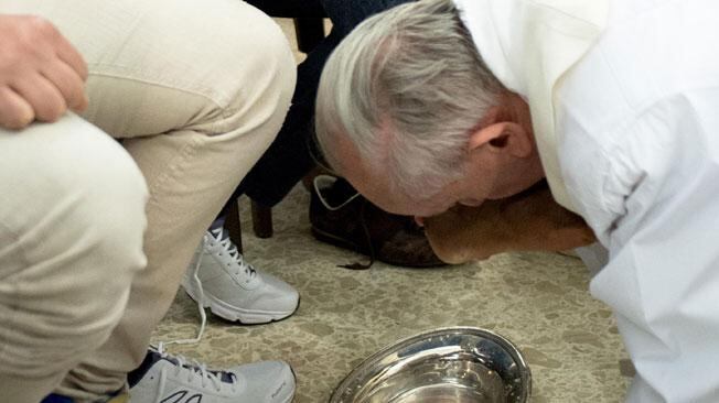 FRANCISCO.  Durante el 2022, celebró el Jueves Santo en una cárcel donde realizó el lavado de pies (AP).