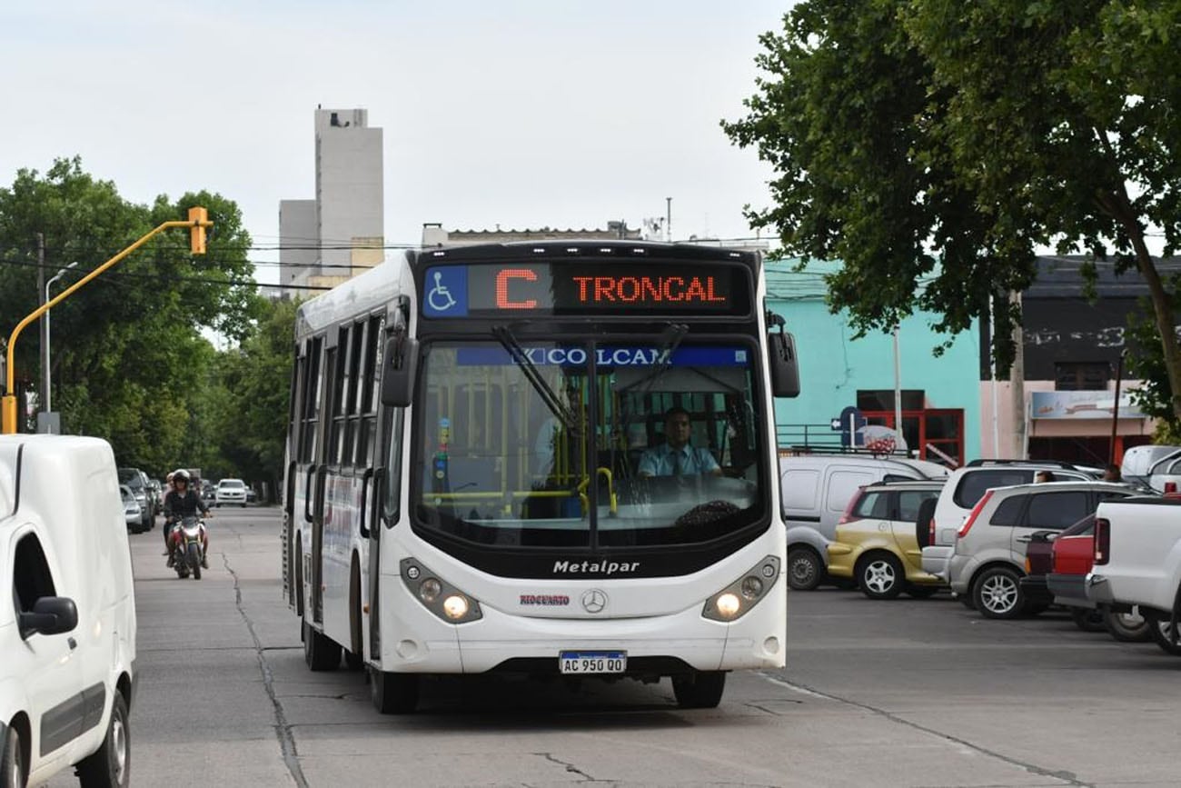 El sujeto esperaba un colectivo del transporte urbano en Río Cuarto y murió atropellado por uno.