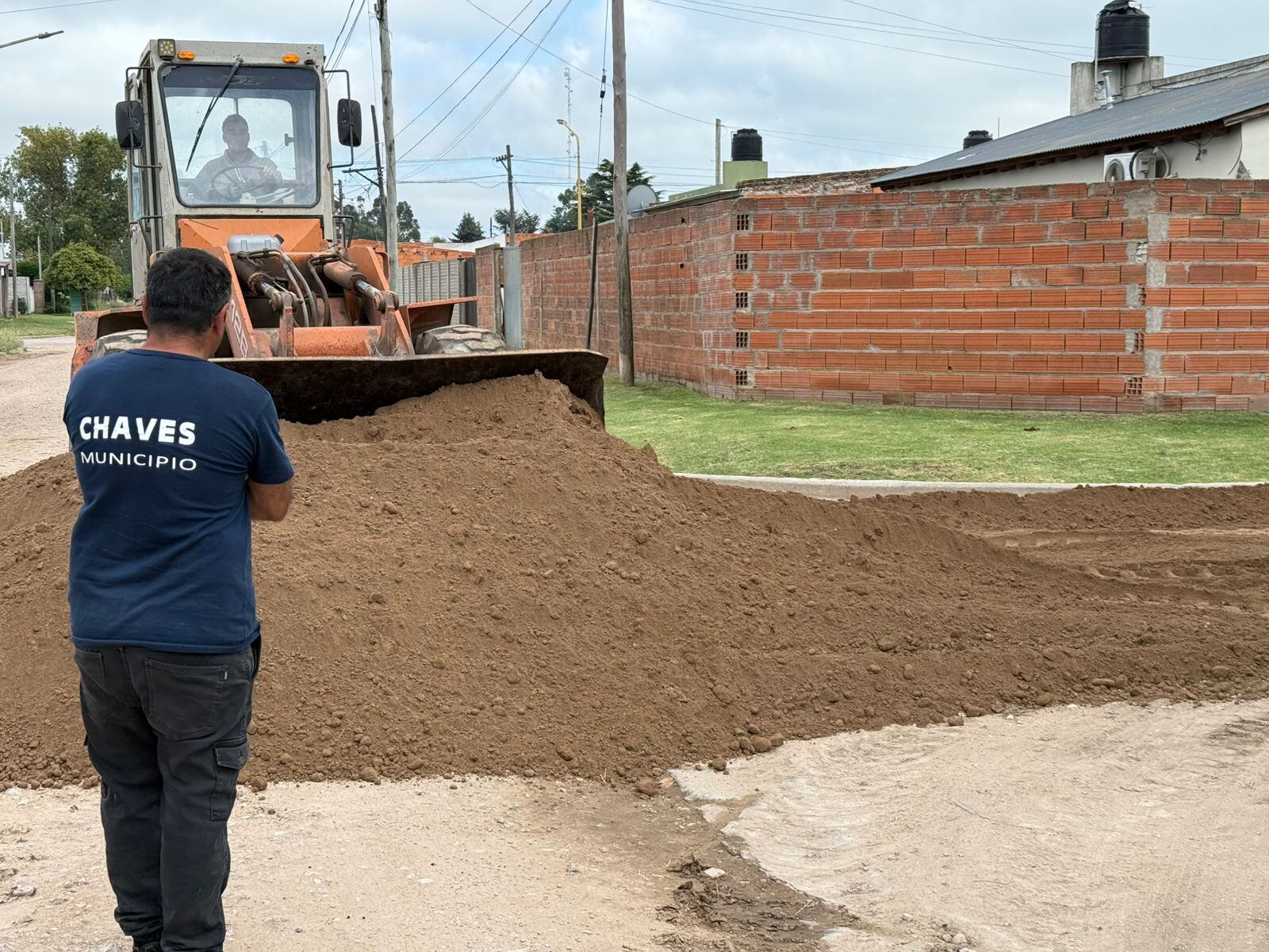 Gonzales Chaves: inicio de los trabajos de movimiento de suelo para la pavimentación de la calle Dr. Etchevers