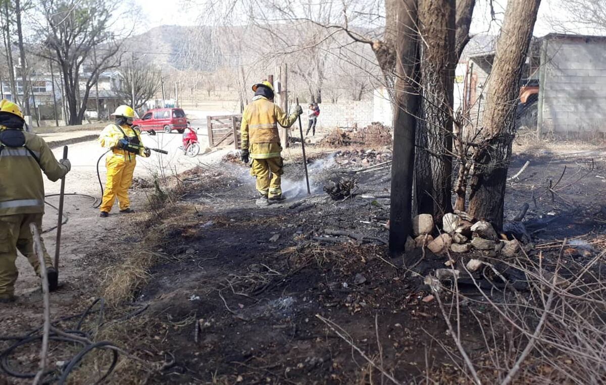 Bomberos apagaron incendio en un terreno baldío en San Antonio de Arredondo