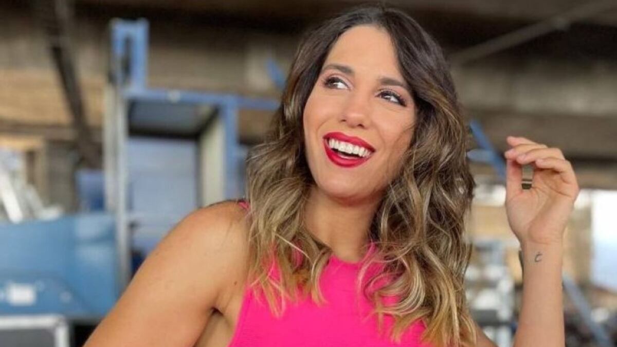 Cinthia Fernández deslumbró con una microbikini total black y un vestido tejido mega trendy