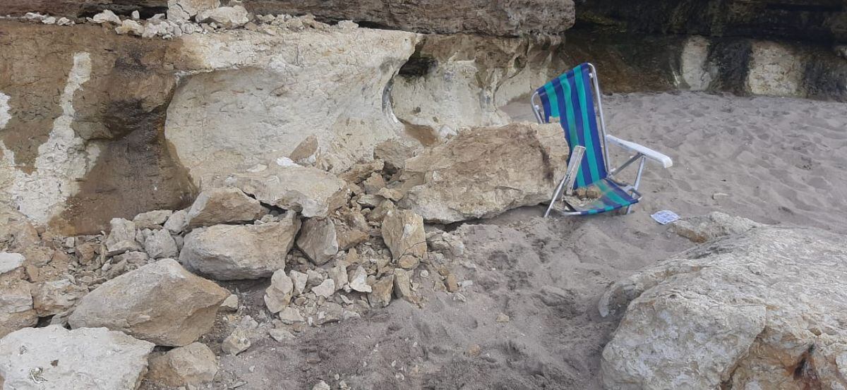 Así quedó la reposera de las mujeres luego de la caída de las piedras.