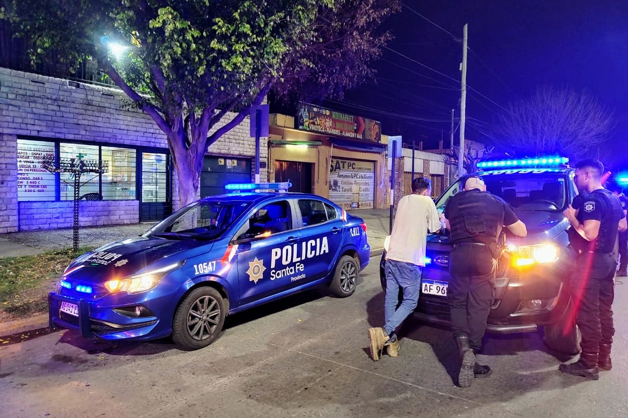 La policía tomó declaraciones de testigos frente al local.