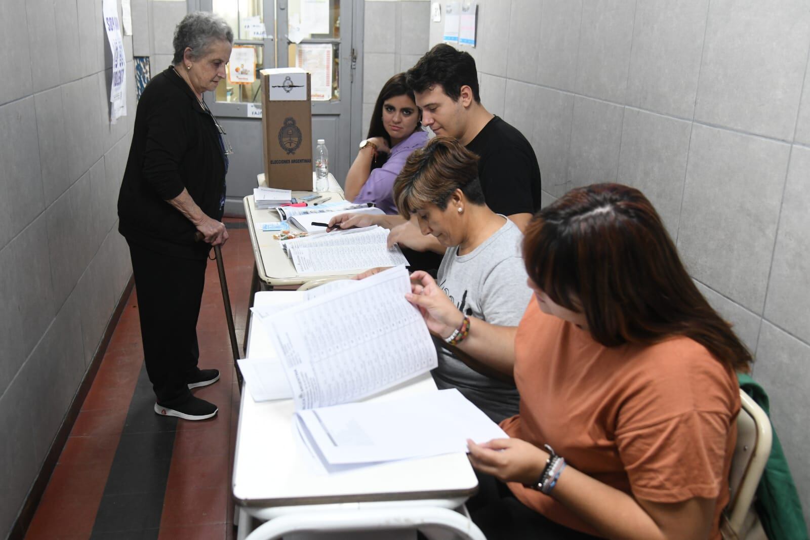 Barrio Los Boulevares. Arrancó la jornada de votación en Córdoba (Ramiro Pereyra/La Voz).