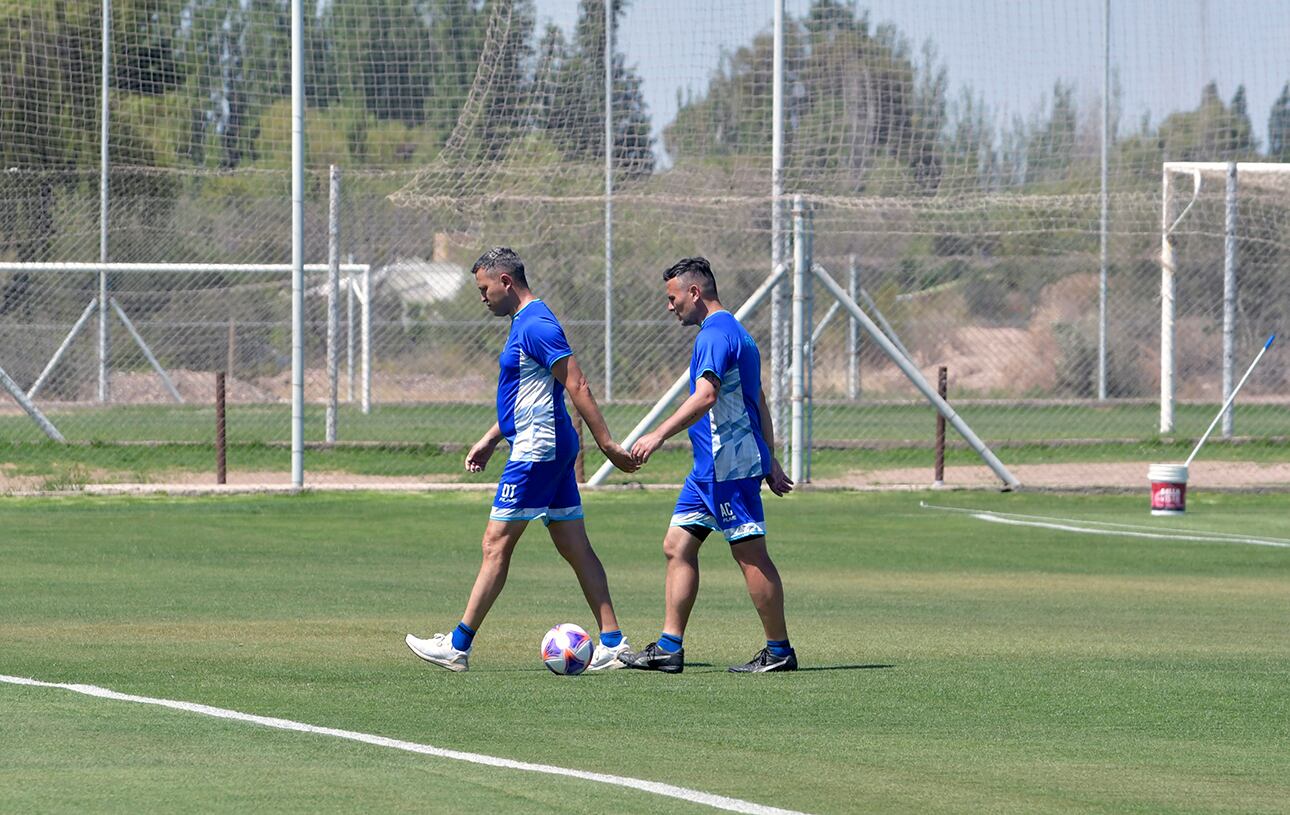 Esta mañana el Club Godoy Cruz Antonio Tomba volvió a la práctica y ya se hizo cargo de manera oficial el regreso del entrenador Diego Flores, conocido como El Traductor


Foto: Orlando Pelichotti