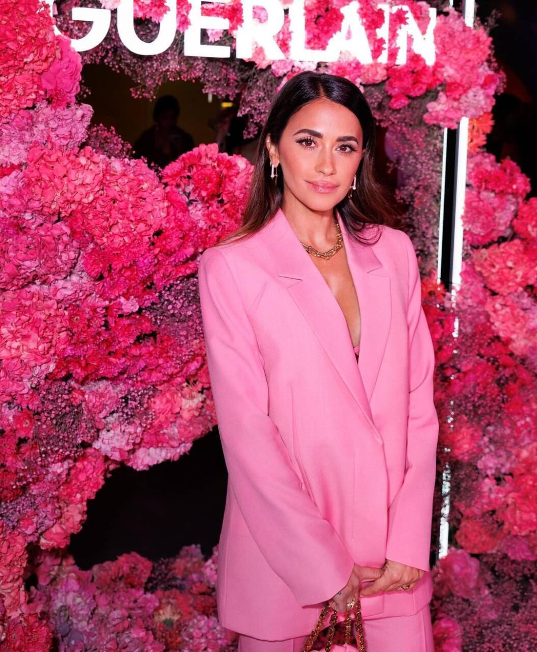 Antonela Roccuzzo se vistió de rosa en París para la presentación de un nuevo perfume de Guerlain.