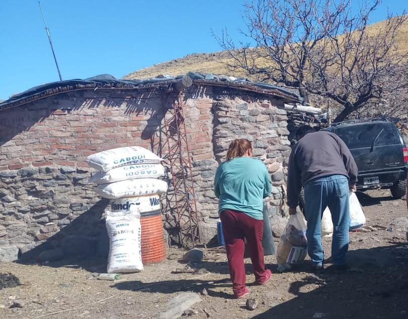 Entregaron materiales para reparar casas y alimento para los animales a puesteros afectados por los incendios de campo.