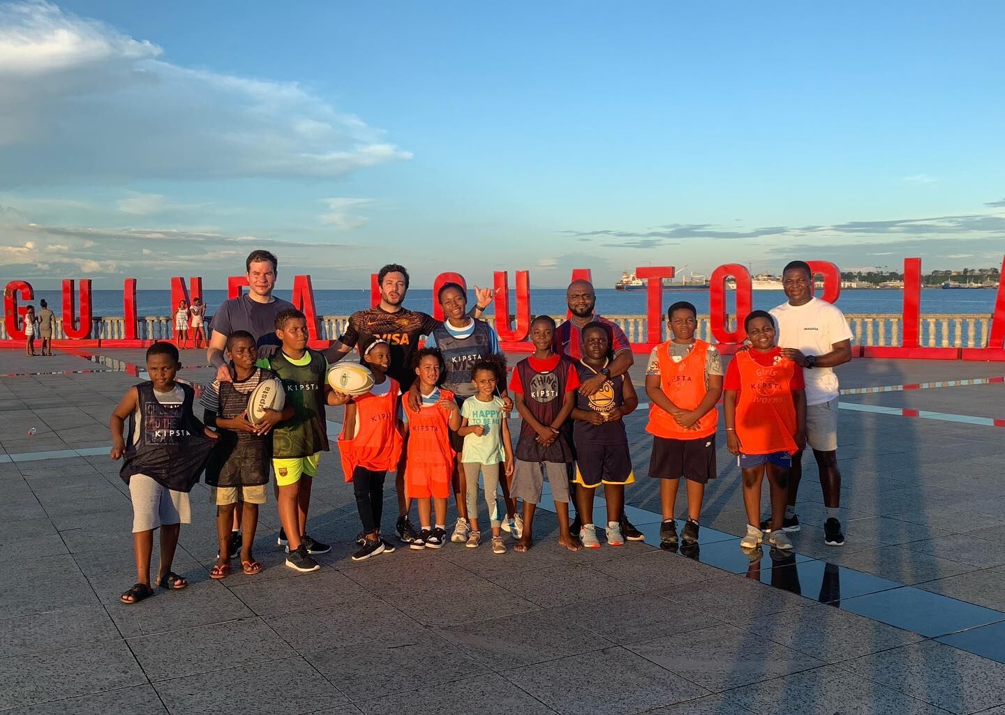 Martín dejó San Rafael y actualmente está en Guinea Ecuatorial donde armó una escuela deportiva gratuita para niños donde enseña rugby. 