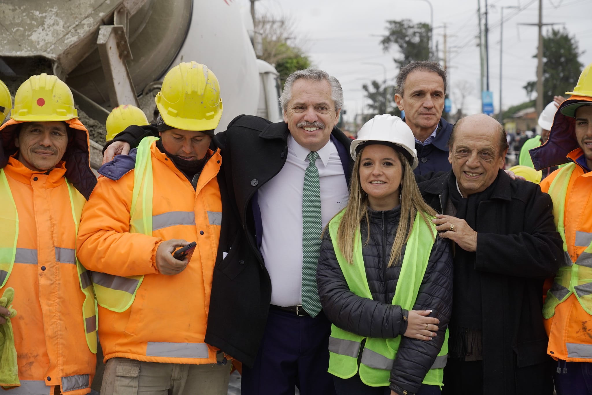 Alberto Fernández participó del acto de repavimentación de la Avenida 7 de la localidad de Berazategui, provincia de Buenos Aires. Foto: Clarín.